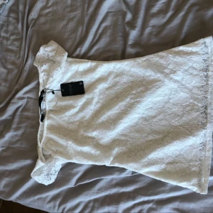  - Två fina blusar från lager 157, går att dra ner över axlarna. Aldrig använda och prislapparna sitter kvar.  100 st