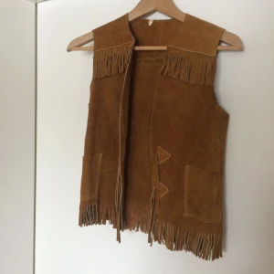  - Mockaväst med fransar, köpt på second hand. Köparen står för frakten.