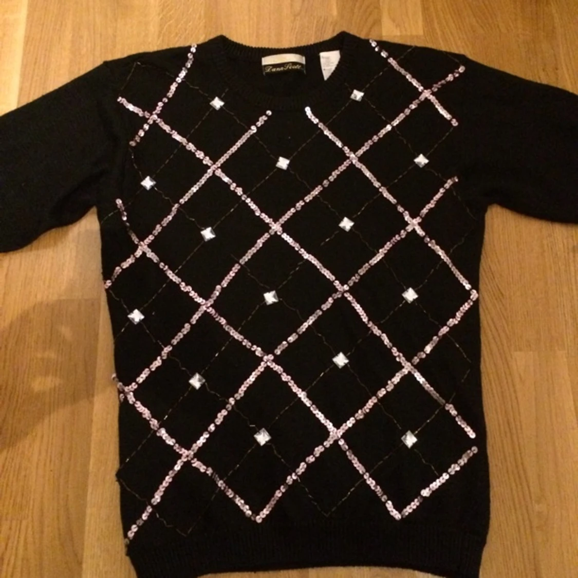 Jättesnygg paljettmönstrad tröja köpt vintage. Använd 1 gång, passar storlek 36-40.  - 1386689788