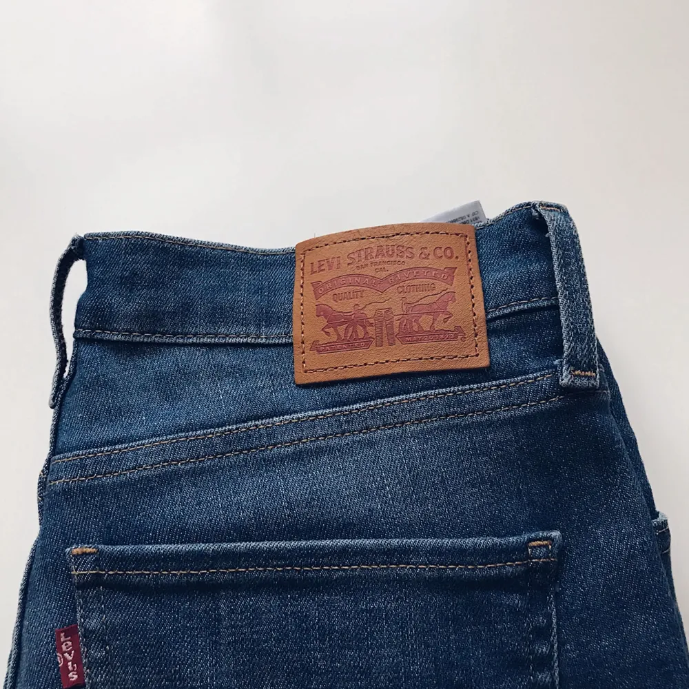 Smala jeans från Levis, säljes pga att de ej används. . Jeans & Byxor.