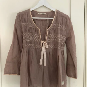  - En odd molly blus, väldigt fint skick! Storlek 2(M) men passar även S! 