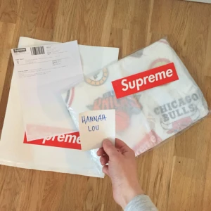  - Helt ny oöppnad förpackning. Vit Jersey från Supreme ss18. Storlek M.  