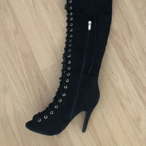  - Overknee klackar som har använts 1 gång utomhus. Storlek 37. Ord. pris 799kr. Kan frakta dem, dock står köparen för frakten. 