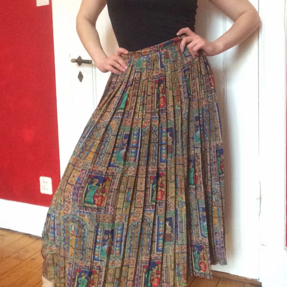 Otroligt fin lång kjol, med färgglada | Plick Second Hand