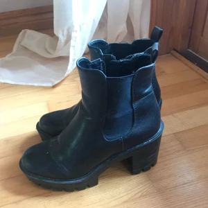  - Skor ifrån märket Catwalk.  Dom är lite smutsiga men bara att tvätta så är dom fina igen.  Kan skicka men köparen står för frakten! 📮 Katt finns i hemmet 🐈 