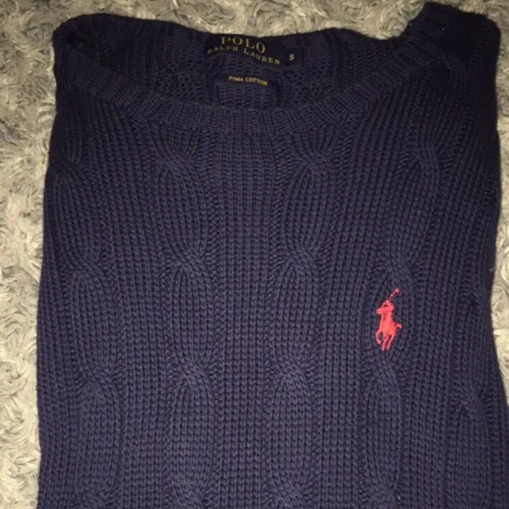 Mörkblå kabelstickad tröja. Orginialpris 1200kr. Använd några få gånger men är i bra skick. Storlek S. . Tröjor & Koftor.