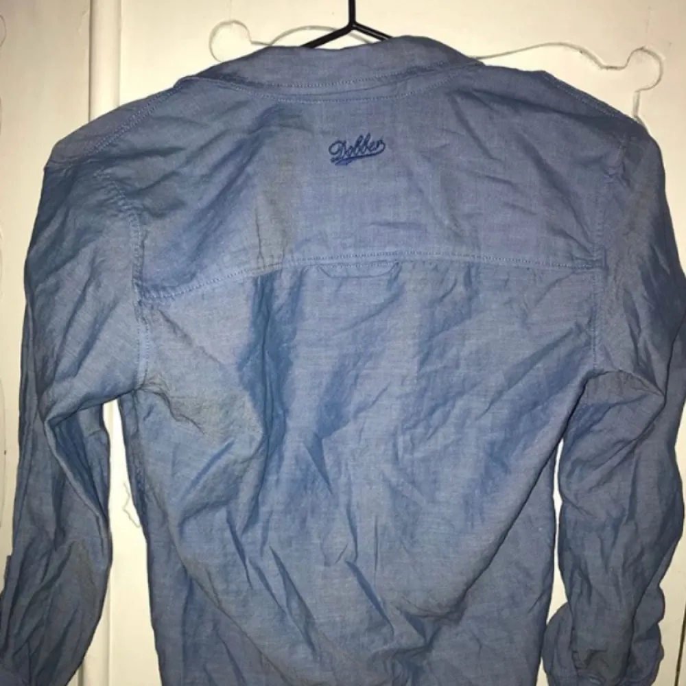 Ljusblå skjorta med knytning nertill. Hel och i fint skick! Sparsamt använd. (Swipe). Skjortor.