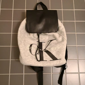  - Sjukaste ryggan från Calvin Klein!! Sååååååå snygg, passa på att fynda!! I superfint skick, inga skador eller fläckar. Eventuell frakt betalas av köparen😍😍😙❤️