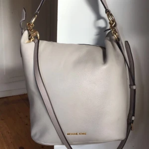  - Väska ifrån Michael kors använd lite då och då. Har fått lite missfärgning på baksidan (se bild) men annars i fint skick!