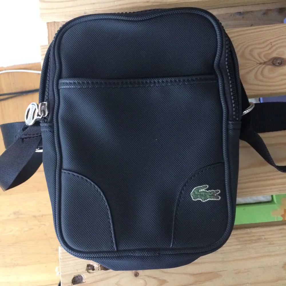 Lacoste crossover bag.   Nypris: 950:-  Mitt pris: 200:-. Väskor.