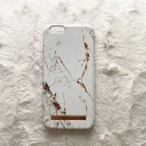  - Fint skal från iDeal of Sweden i vit ”marmor”. Hårt material och bra kvalité. Originalpris 299:-