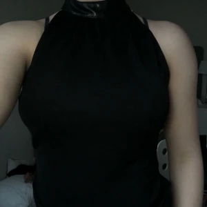  - En jätte fin svart top med läderchocker detalj. Tyget på självaste tröjan skulle jag säga är en väldigt tajt mesh, man ser pytte lite igenom men för det mesta inget. Jag är stl S så skulle säga mer S än M. Köparen står för frakt. ✨