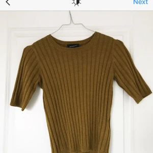  - Mysig senapsgul topp 🙌🏼  Frakt tillkommer (fraktfritt: jag kan mötas upp i Malmö)  Skickar gärna fler bilder! 😊 