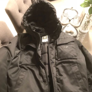  - Säljer en svart äkta G-star dunjacka storlek L. Pris endast 500kr 👍 