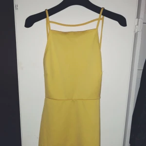  - Gul härlig sommar / fest klänning  med öppen rygg😍 ✨