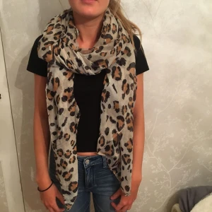  - En fin scarf med leopard print!