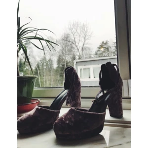  - Klackskor i rosa sammet. Använda 1 gång ✨