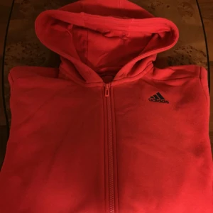  - Äkta Adidas kofta, bra skick. Pris 300kr.