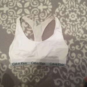  - En knappt använd calvin klein som tyvärr är för liten på mig. 💓💓