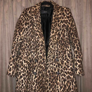  - Frakten : 90 kr (pågrund av paketets storlek)  Från : ZARA