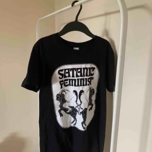  - Frakt ingår i priset ❤️ T-shirt av konstnären Nattskiftet. 