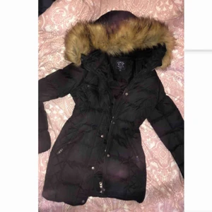  - Superfin vinterjacka! Använd endast en vinter och i nyskick! fake päls köpt för ca 1200kr så bra pris buda🥰 köparen står för frakten.