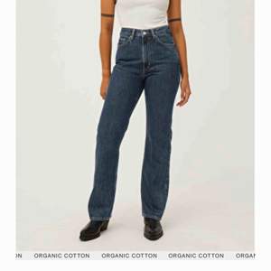 Weekdays Rowe jeans i storlek 25/32 helt nya endast testade där av priset❣️skriv om ni vill ha fler bilder💓kolla gärna mina andra plagg💓