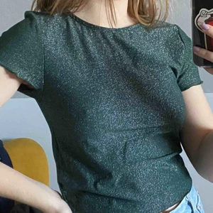  - Skitcool parytopp i glitter. Köpt i berlin på primark, men god kvalite. Använd 2 ggr alltså i nyskick. Hör av er vid intresse/frågor💕