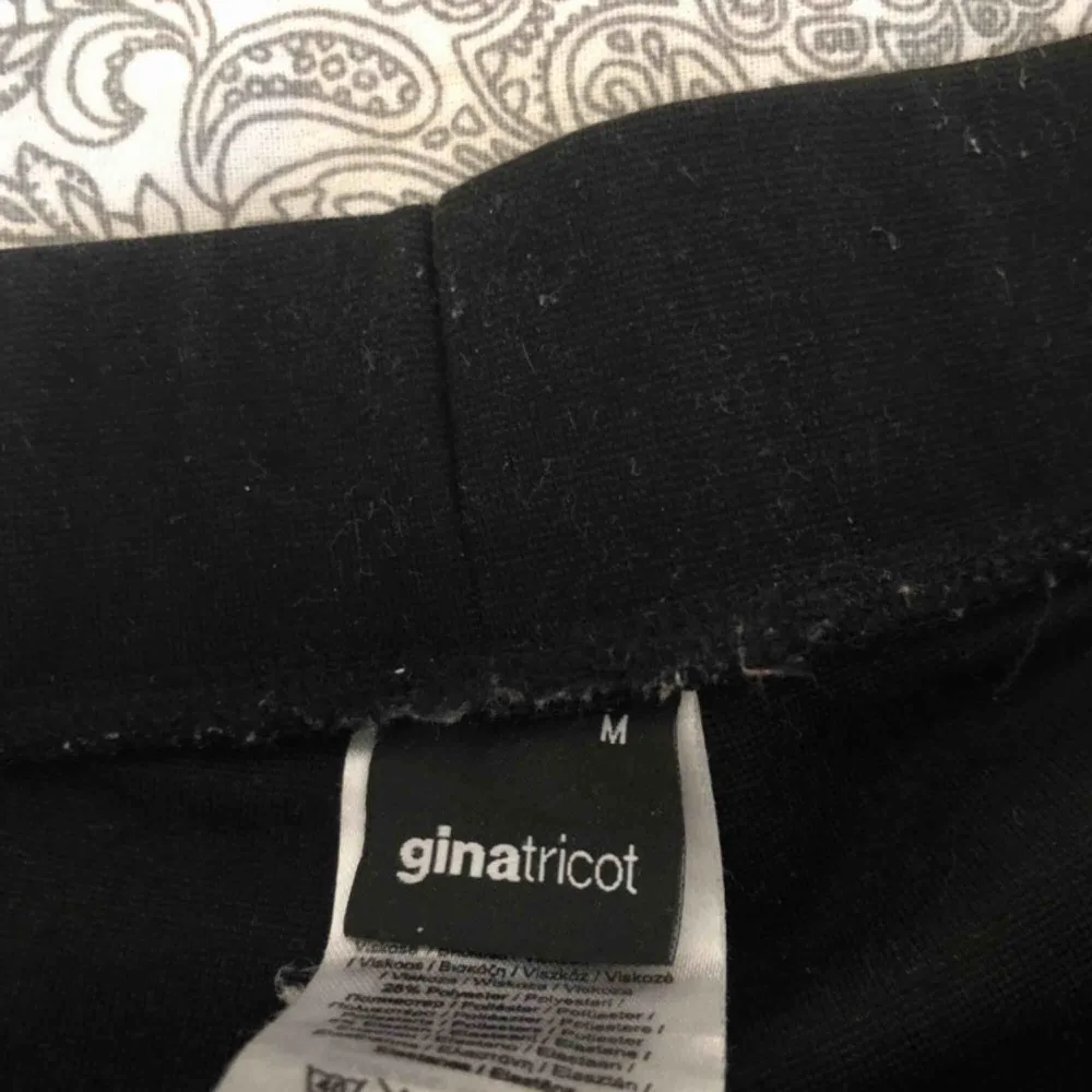 Svarta bootcut mjukisbyxor🥰 Super sköna att ha på sig och bekväma i midjan! De är i gott skick då jag nästan aldrig använt dom, alla plagg tvättas innan de fraktas och köparen står för frakten💕. Jeans & Byxor.