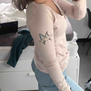  - Säljer min fina odd Molly tröja (storlek 1 vilket är S) 🤩 inte riktigt min stil längre därför säljer jag den! Inga problem med tröjan den ser knappt använd ut! Säljer till ett väldigt bra pris!!