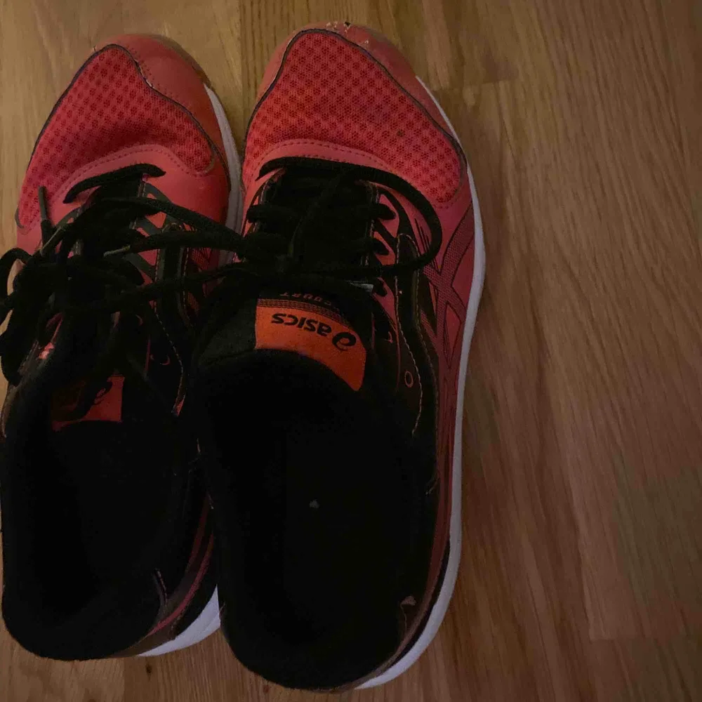 Ett par fina Asics skor använt dom som vollyboll skor men har blivit för små lite skador därför säljs så billigt. 💗. Skor.