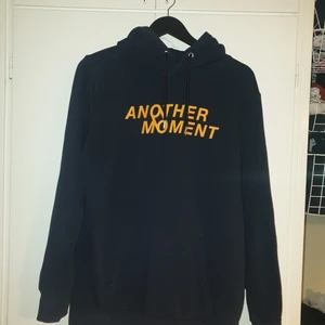 Hoodie med text  - Oversized hoodie, använt få gånger. Pris är utan frakt ❄