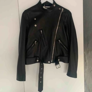  - Skinnjacka från Acne Studios. Oanvänd. Nypris 12000 kr. 