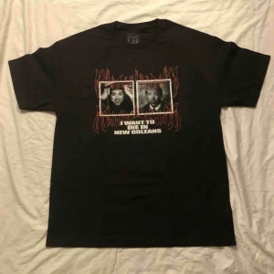  - Har en helt ny oanvänd suicideboys tshirt, storlek L är lite oversized i sig, tar bud med rätt att neka! Lägg gärna ett pris men den ä soldout så inga drömpriser!