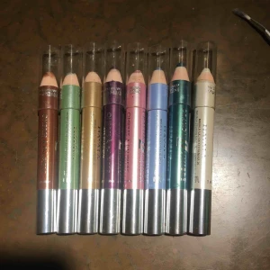  - Ombres á paupiere........crayon umuere waterproof eyeshadow👍👍 Ögonskuggspenna i olika färger....Glittergrön,glitterguldbrun m.m färger du ser i bilden... Lite kvar av dom och vill såååå gärna bli av med dem....dem passar inte mig🤦🏽‍♀️