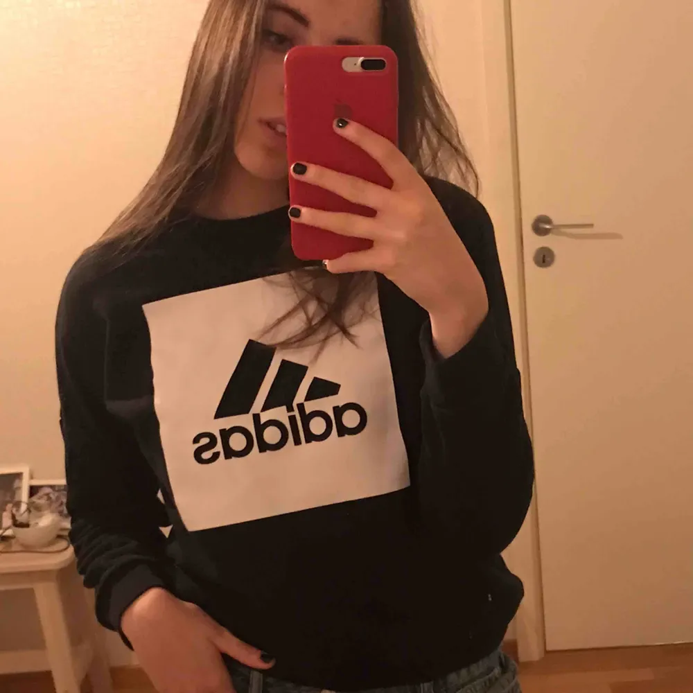 Jättefin och skön sweatshirt ifrån Adidas 😀😀 pris kan diskuteras . Hoodies.