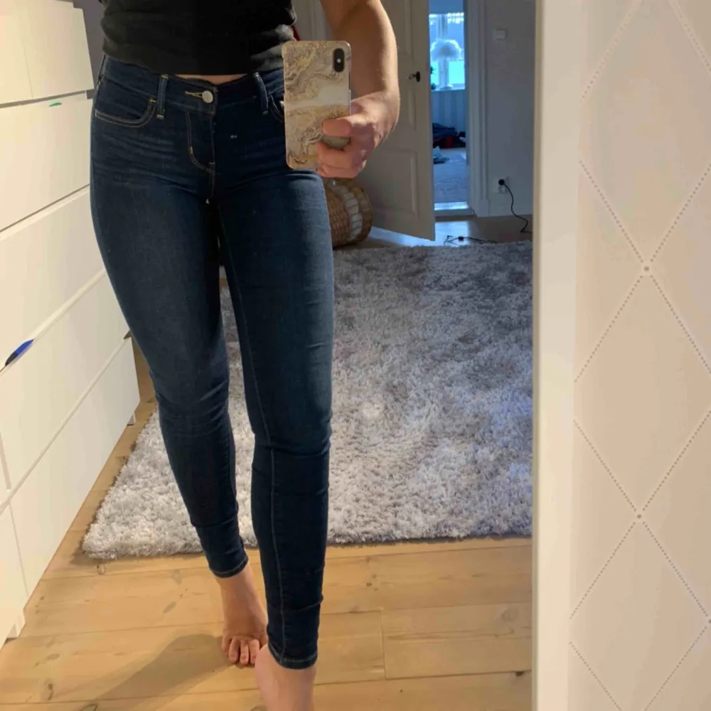 Aldrig använda Levis jeans. Tillhör deras 710 super skinny kollektionen. Mörkblå, mycket fint skick. Jag är 160 cm lång och längden passar mig utmärkt. . Jeans & Byxor.