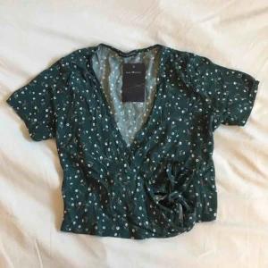  - (Lånade bilder) Jättefin tröja från brandy Melville, köpte här på plick men tyvärr så tyckte jag inte att den var så snygg på mig. Men den är aldrig använd så är i super bra skick. Jag möts upp i Stockholm, helst slussen ifall det är möjligt. ❤️