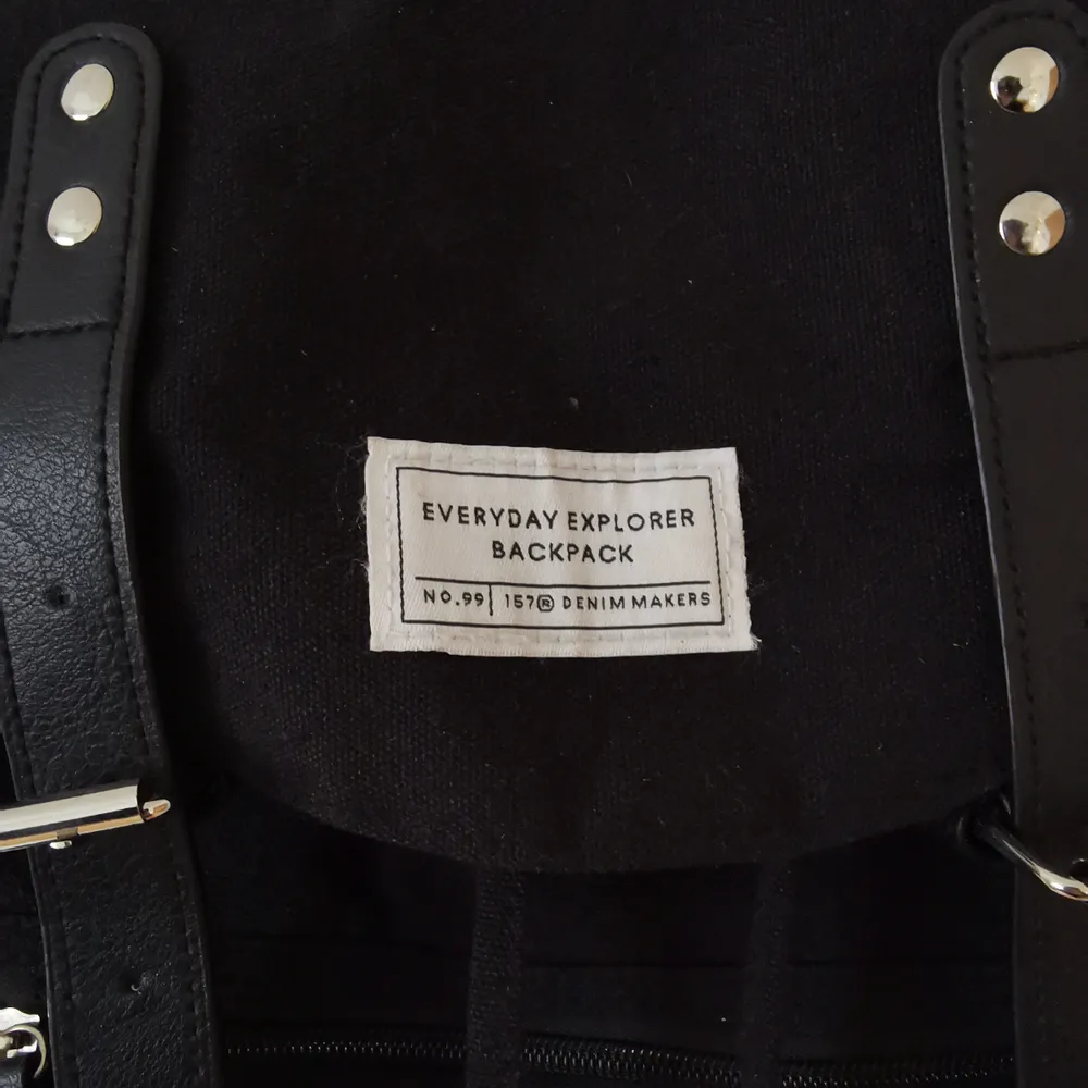 svart tyg ryggsäck från lager 157, avlång i formen. använd men i bra skick, skriv för fler bilder!               🥣fri frakt. Väskor.