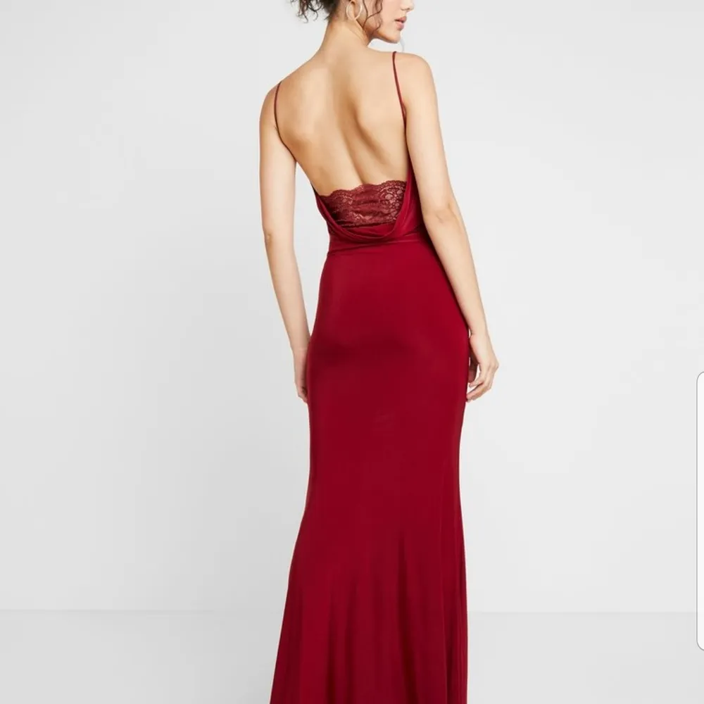 Köpt den här fina vinröda bröllopsklänning, använt den enbart en gång, köpte den för 500, säljer den för 200, priset kan diskuteras! Den är stretchig så den passar xs-m! . Klänningar.