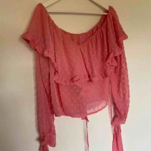  - Off-shoulder blus! Köpt på Nelly.com i storlek L. Endast använd en gång. Tunt lyxigt material med knyten vid handlederna. Skickas spårbart och fraktkostnad på 63kr tillkommer!💝