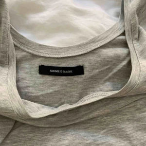  - T-Shirt strech bomull klänning. Samma model fast i ljusgrå. 