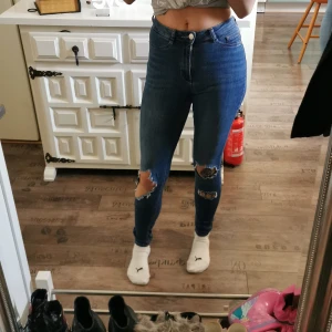 Jeans  - Jeans med hål på benen. 