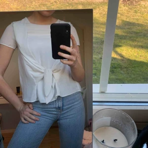  - Gullig blus från zara. Banden i fram går att knyta hur man vill. Frakt ingår 