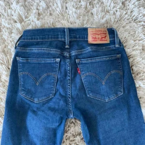 Levis jeans - Levis jeans 710 super skinny. Raka tighta jeans med låg midja aldrig använda då jag har två par av samma.