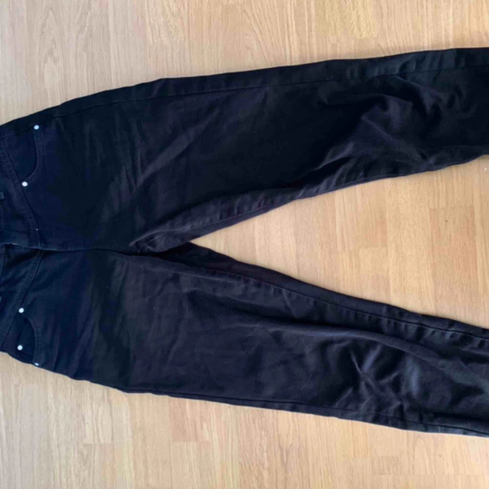 ett par svarta högmidjade jeans | Plick Second Hand