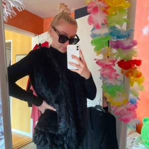  - PÄLSVÄST 🖤 perfekt skick! Passar någon med XS-L 