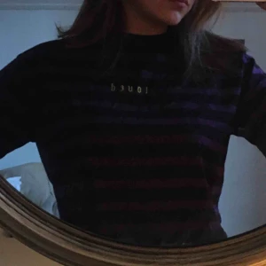  - En jättefin svart/lila t-shirt med gul text från Junkyard, som aldrig kommer till användning. Passar xs-s  Står ej för frakt🥺