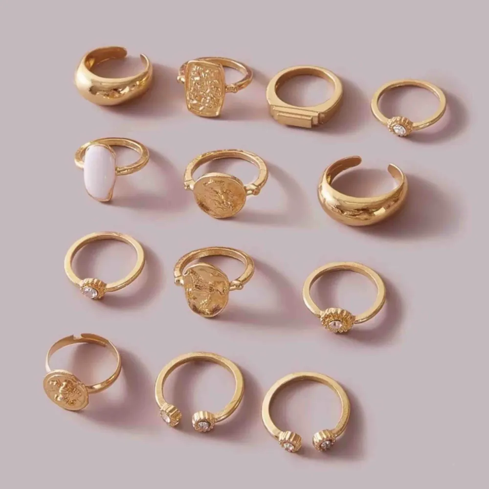 12 stycken guldfärgade ringar, med olika detaljer. Frakten är inkluderad i priset, men kan även mötas upp i Lund. ☺️💕 . Accessoarer.