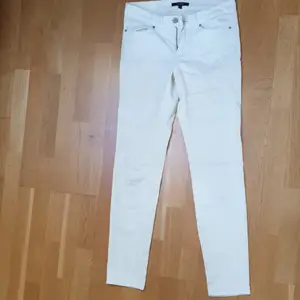 Oanvända vita skinny jeans från Lindex, deras authentic & original denim i storlek 36. Skulle säga att längden är 30 och midjan 25, passar 34/36. Kan tyvärr inte visa hur de sitter på då de har blivit för små för mig :( Frakt ligger på 66 kr <3